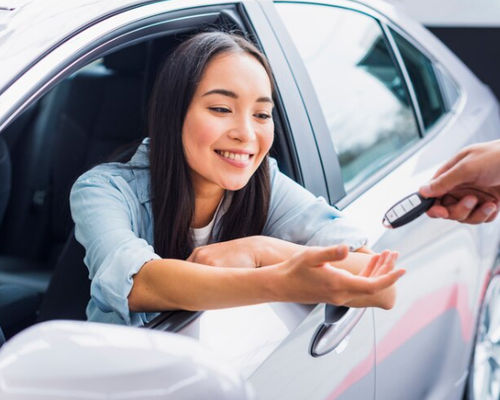 Ilustrasi orang melakukan test drive mobil baru. 