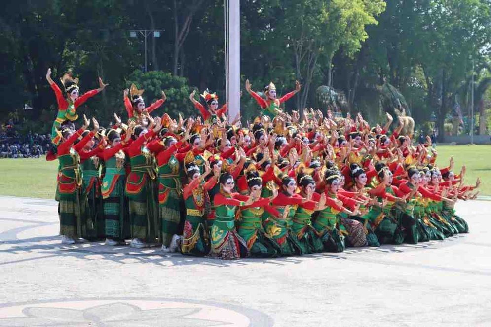 Sejumlah penari menampilkan tari Thengul pada acara Apel Kebangsaan Bersama Pendamping Desa di Alun-Alun Kabupaten Bojonegoro, Selasa (17/9). 