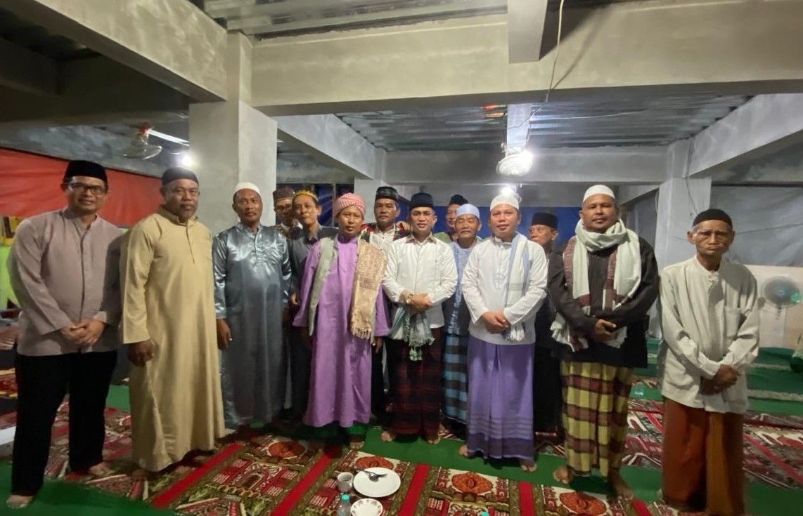 Subuh Berjemaah, Wali Kota Rahmad Mas’ud Serahkan Hibah untuk Renovasi Masjid Nurul Falah