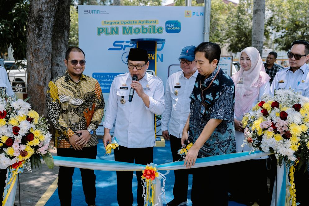 Walikota Metro, dr. H. Wahdi Siradjuddin, Sp.OG (K) meresmikan SPKLU didampingi oleh General Manager PLN UID Lampung, Sugeng Widodo dan Manager PLN UP3 Metro M. Burhanuddin Muflihul Hasan