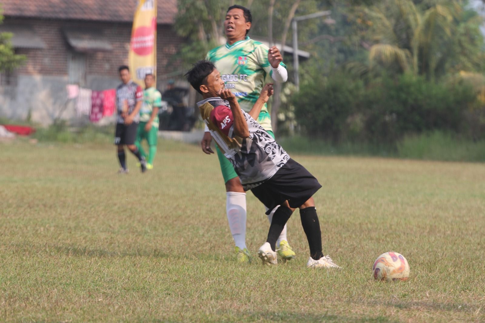 Pemain Buduran FC Purnomo (depan) menghindari benturan dengan pemain Gado-Gado FC.