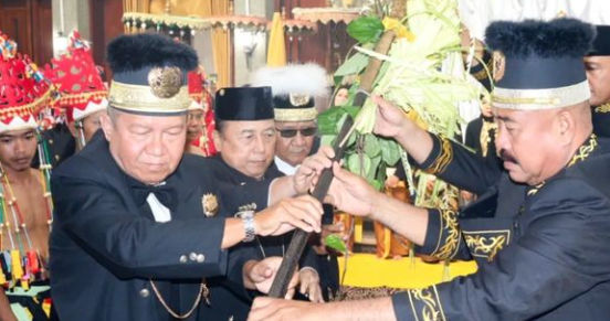 Upacara Mendirikan Tiang Ayu Tandai Pembukaan Resmi Erau 2024 di Kutai Kartanegara