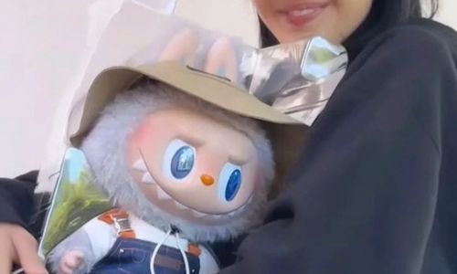 Lisa Blackpink dengan boneka Labubu