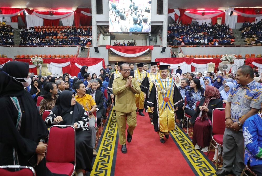 Pj. Gubernur, Samsudin (kiri) bersama Rektor Universitas Lampung, Lusmeilia Afriani (kanan) saat menghadiri Rapat Luar Biasa Senat pada Senin (23/9/2024) di gedung serba guna kampus setempat.