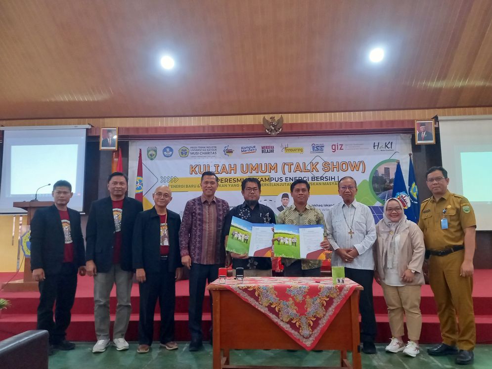 Perkumpulan Hutan Kita Institute (HaKI) dengan Universitas Katolik Musi Charitas menandatangani MoU tentang Kampus Bersih, Senin (23/9/2024). MoU tersebut dilakukan dalam upaya realisasi komitmen Indonesia dalam memitigasi perubahan iklim melalui transisi energi atau pemanfaatan energi terbarukan.