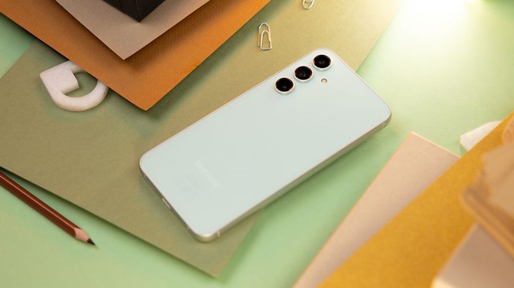 Ilustrasi HP Samsung Galaxy S24 FE.