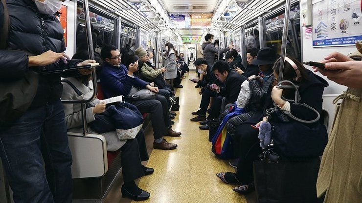 Di dalam kereta subway Jepang.