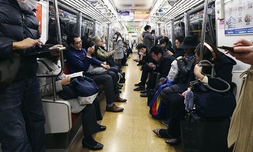 Di dalam kereta subway Jepang.