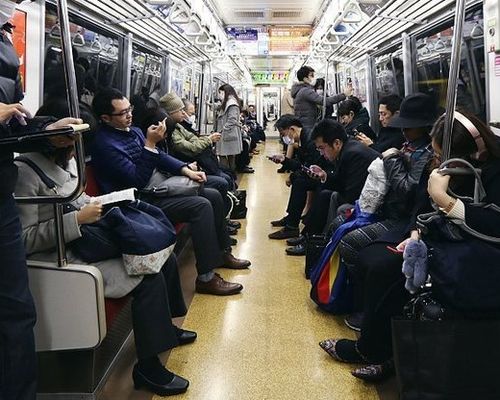 Di dalam kereta subway Jepang.