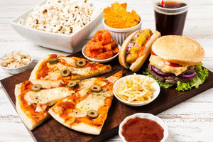 Ilustrasi makanan ultra proses.