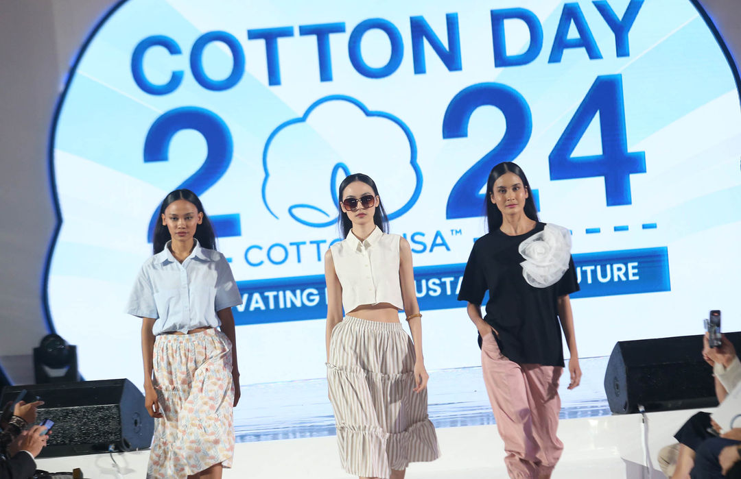 Sejumlah model tengah memperagakan koleksi pakaian kaya kapas dalam acara Cotton Day yang bertemakan Inovasi untuk Masa Depan Berkelanjutan. Jakarta 24 September 2024. Foto : Panji Asmoro/TrenAsia