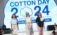 Sejumlah model tengah memperagakan koleksi pakaian kaya kapas dalam acara Cotton Day yang bertemakan Inovasi untuk Masa Depan Berkelanjutan. Jakarta 24 September 2024. Foto : Panji Asmoro/TrenAsia