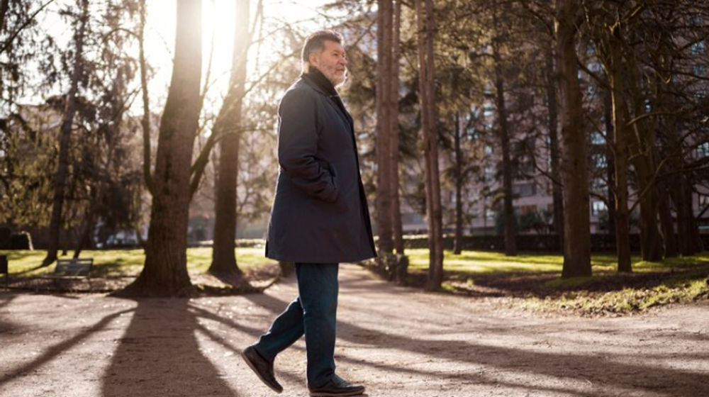 Ilustrasi orang melakukan silent walking.