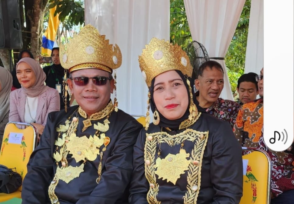 Rektor Unmul Prof Abdunnur dan istri, Ny Hartati Abdunnur mengenakan baju adat Kesultanan Kutai.