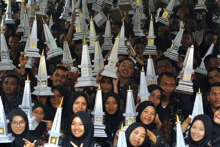 Buat Miniatur Tugu Jogja, Mahasiswa Baru FT UMY Pecahkan Rekor MURI