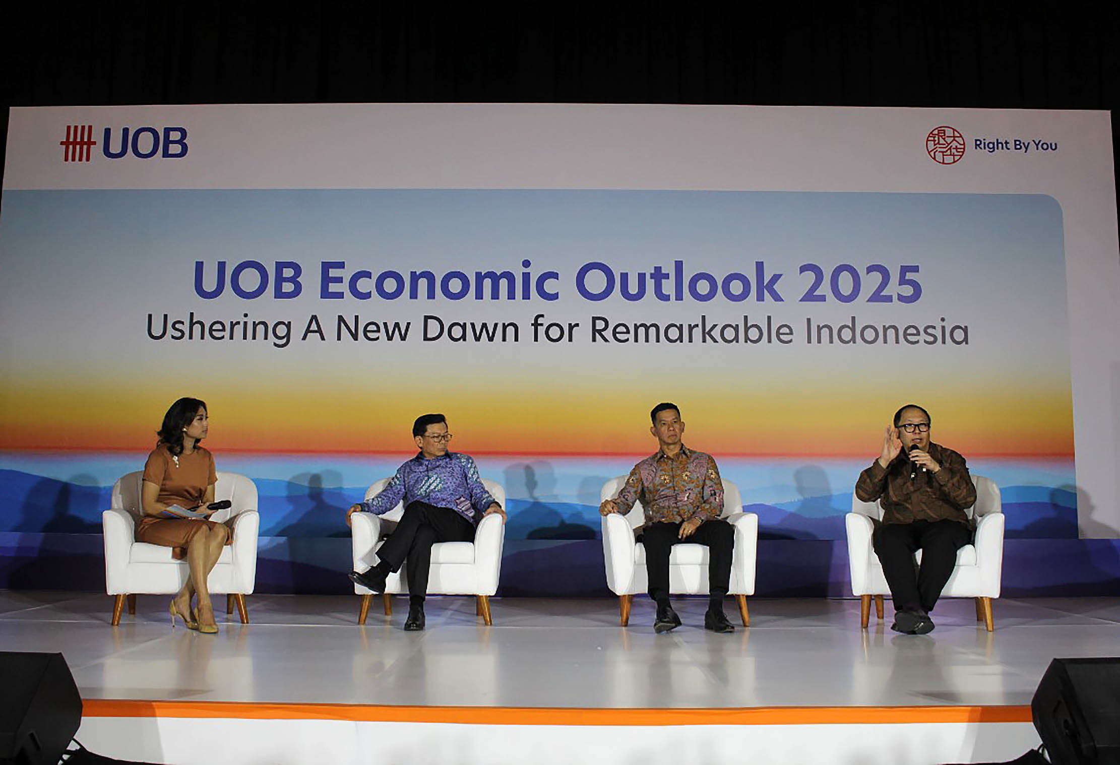 Wholesale Banking Director UOB Indonesia Harapman Kasan, Global Market Director UOB Indonesia Sonny Samuel, dan ASEAN Economist UOB Enrico Tanuwidjaja berdiskusi setelah UOB Economic Outlook 2025 “Ushering a New Dawn for A Remarkable Indonesia” di Jakarta. Rabu 25 September 2024. Foto : Panji Asmoro/TrenAsia