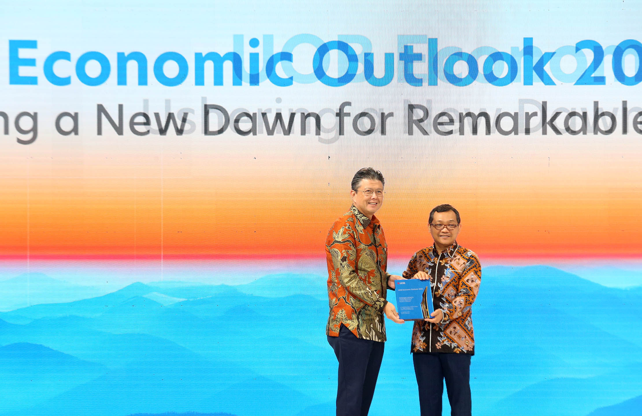 President Director UOB Indonesia Hendra Gunawan (kiri) menyerahkan token appreciation kepada Deputi Bidang Koordinasi Ekonomi Makro dan Keuangan Kementerian Koordinator Bidang Ekonomi RI Ferry Irawan (kanan) dalam rangkaian acara UOB Economic Outlook 2025 “Ushering a New Dawn for A Remarkable Indonesia” di Jakarta. Rabu 25 September 2024. Foto : Panji Asmoro/TrenAsia