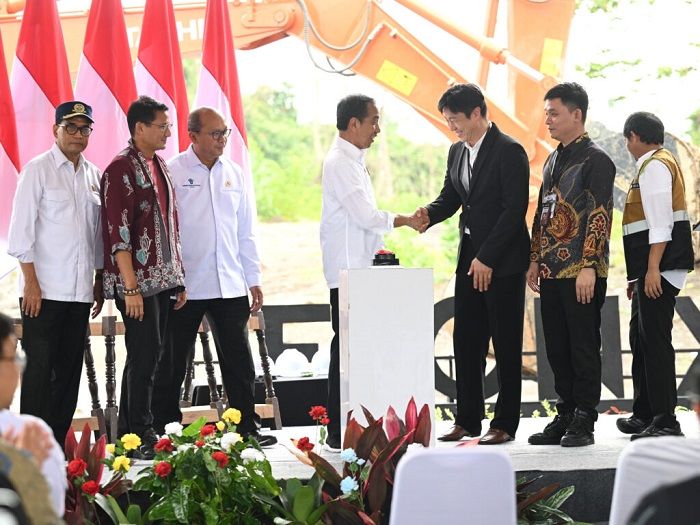 Presiden Joko Widodo (Jokowi) melakukan peletakan batu pertama (groundbreaking) pembangunan Delonix Nusantara, di Ibu Kota Nusantara, Kalimantan Timur, Rabu (25/09/2024).