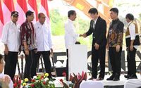 Presiden Joko Widodo (Jokowi) melakukan peletakan batu pertama (groundbreaking) pembangunan Delonix Nusantara, di Ibu Kota Nusantara, Kalimantan Timur, Rabu (25/09/2024).