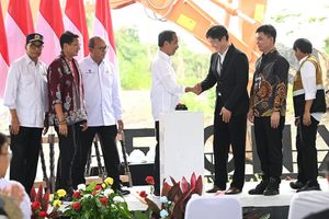 Presiden Joko Widodo (Jokowi) melakukan peletakan batu pertama (groundbreaking) pembangunan Delonix Nusantara, di Ibu Kota Nusantara, Kalimantan Timur, Rabu (25/09/2024).