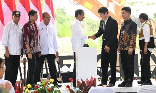 Presiden Joko Widodo (Jokowi) melakukan peletakan batu pertama (groundbreaking) pembangunan Delonix Nusantara, di Ibu Kota Nusantara, Kalimantan Timur, Rabu (25/09/2024).