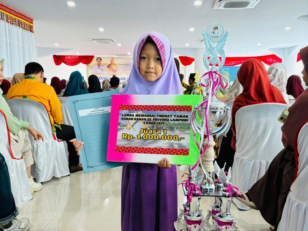 ziya raih juara i lomba mewarnai.jpg