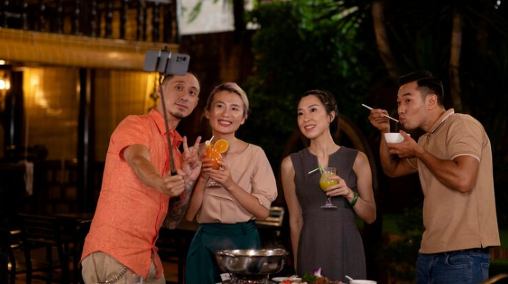 Ilustrasi anak muda nongkrong sepulang kerja.