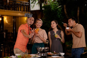 Ilustrasi anak muda nongkrong sepulang kerja.