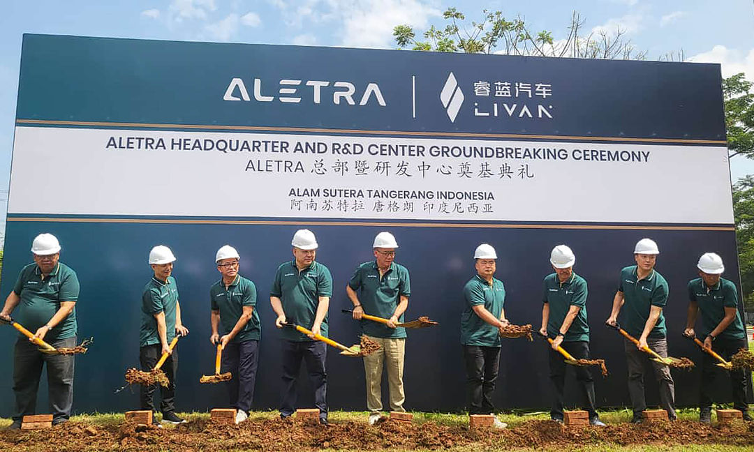 Ki-ka: Joko Purwanto (Technical Director, ALETRA), Zhou Qiang (VP & CFO LIVAN Auto), Johannes Herwanto (CFO ALETRA), Zhou Zongcheng (Chairman & CEO, LIVAN Auto), Megusdyan Susanto (Chairman & Founder ALETRA), Deng Xiaodan (GM of LIVAN Auto International Sales Company), Andre Jodjana (CEO ALETRA), Wang Xuefeng (Asia-Pacific Regional Director of LIVAN auto International Sales Company), Jesse Kumala (Shareholder, ALETRA) melakukan prosesi groundbreaking fasilitas pertama ALETRA di Indonesia. Kamis 26 September 2024. Foto : Panji Asmoro/TrenAsia