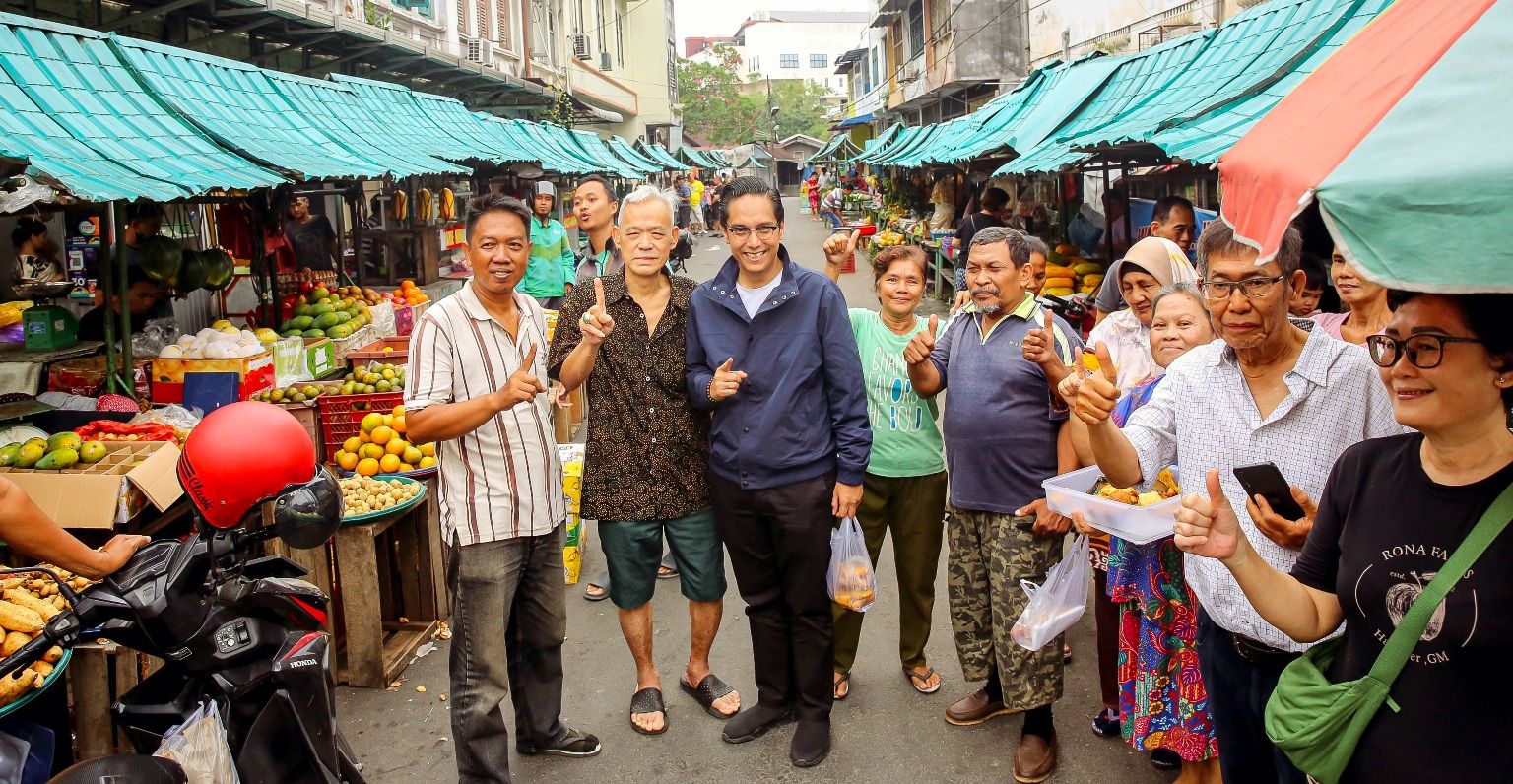 
 Calon Wali Kota Medan Rico Waas menyerap aspirasi pedagang Pasar Hindu di Kelurahan Kesawan, Kecamatan Medan Barat, Sabtu pagi (28/9/2024)