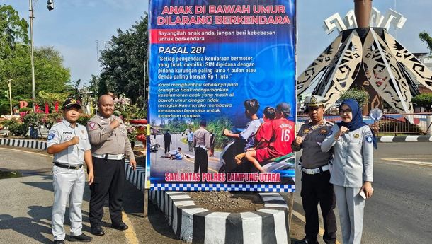 Jasa Raharja dan Mitra Pasang Banner PesanKeselamatan Berlalu Lintas