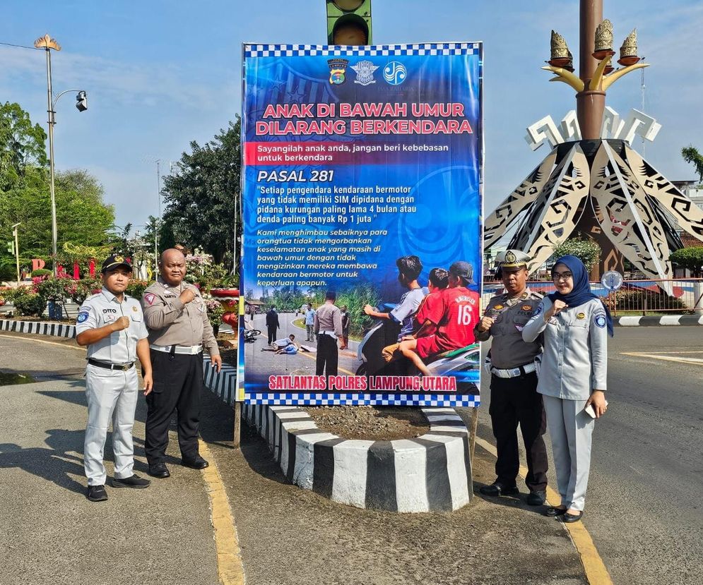 Jasa Raharja Bersama mitra kepolisian Polres Lampung Utara melalui pemasangan banner 