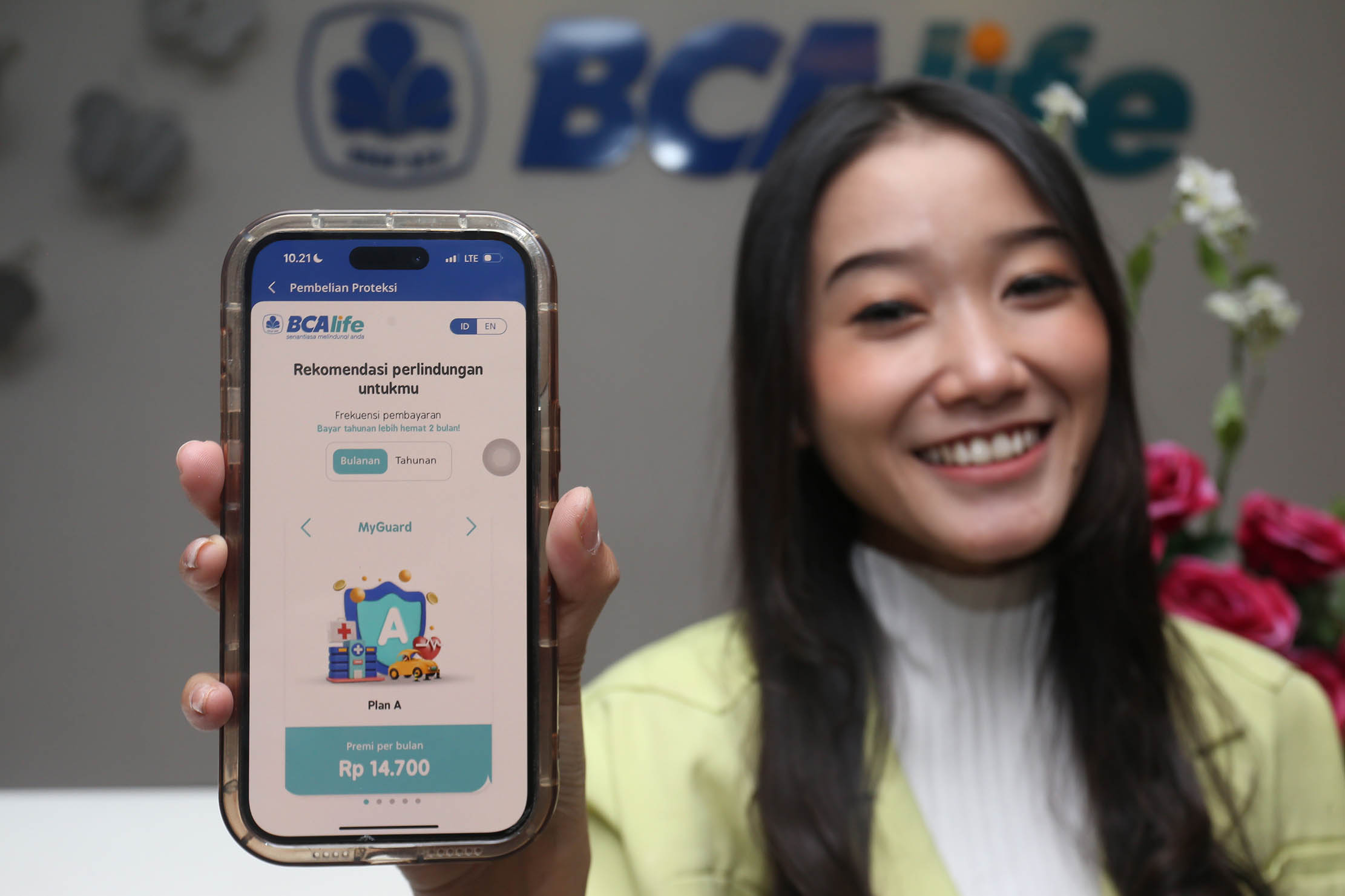 Nampak seorang karyawan menunjukkan layanan Produk Asuransi MyGuard di aplikasi myBCA yang dihadirkan untuk melengkapi kebutuhan akan proteksi jiwa di tengah tren kenaikan inflasi medis dan biaya kesehatan di Indonesia. Foto : Panji Asmoro/TrenAsia