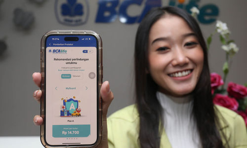 Nampak seorang karyawan menunjukkan layanan Produk Asuransi MyGuard di aplikasi myBCA yang dihadirkan untuk melengkapi kebutuhan akan proteksi jiwa di tengah tren kenaikan inflasi medis dan biaya kesehatan di Indonesia. Foto : Panji Asmoro/TrenAsia