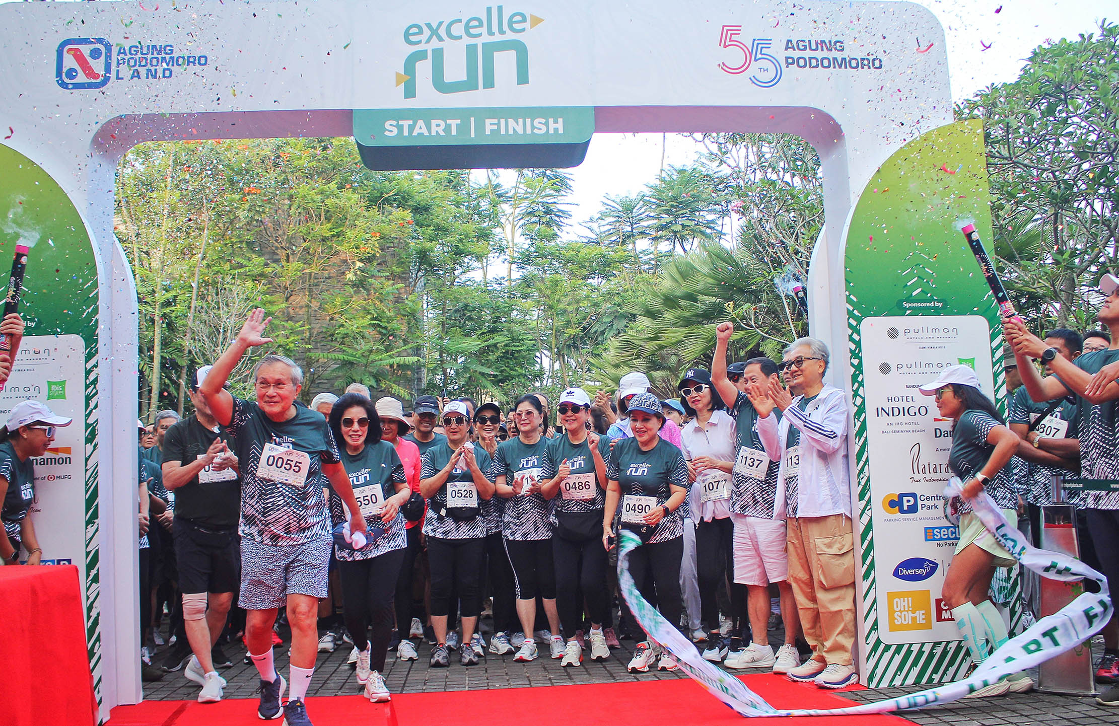 Pendiri Agung Podomoro Trihatma Kusuma Haliman membuka langkah pertama kegiatan lari santai bersama karyawan bertajuk ExcelleRun sejauh 5,5 km, dengan start dan finish point di Lobby Ballroom Hotel Pullman Ciawi Vimalla Hills Resort Spa & Convention, Ciawi, Bogor. Sabtu 28 September 2024. Foto : Panji Asmoro/TrenAsia