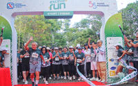 Pendiri Agung Podomoro Trihatma Kusuma Haliman membuka langkah pertama kegiatan lari santai bersama karyawan bertajuk ExcelleRun sejauh 5,5 km, dengan start dan finish point di Lobby Ballroom Hotel Pullman Ciawi Vimalla Hills Resort Spa & Convention, Ciawi, Bogor. Sabtu 28 September 2024. Foto : Panji Asmoro/TrenAsia