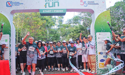 Pendiri Agung Podomoro Trihatma Kusuma Haliman membuka langkah pertama kegiatan lari santai bersama karyawan bertajuk ExcelleRun sejauh 5,5 km, dengan start dan finish point di Lobby Ballroom Hotel Pullman Ciawi Vimalla Hills Resort Spa & Convention, Ciawi, Bogor. Sabtu 28 September 2024. Foto : Panji Asmoro/TrenAsia