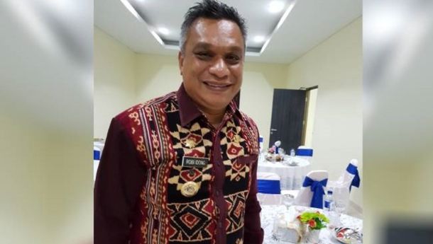 Robi Idong dari Paket Romantis Komit 100 Persen Warga Sikka Dapat Jaminan Kesehatan