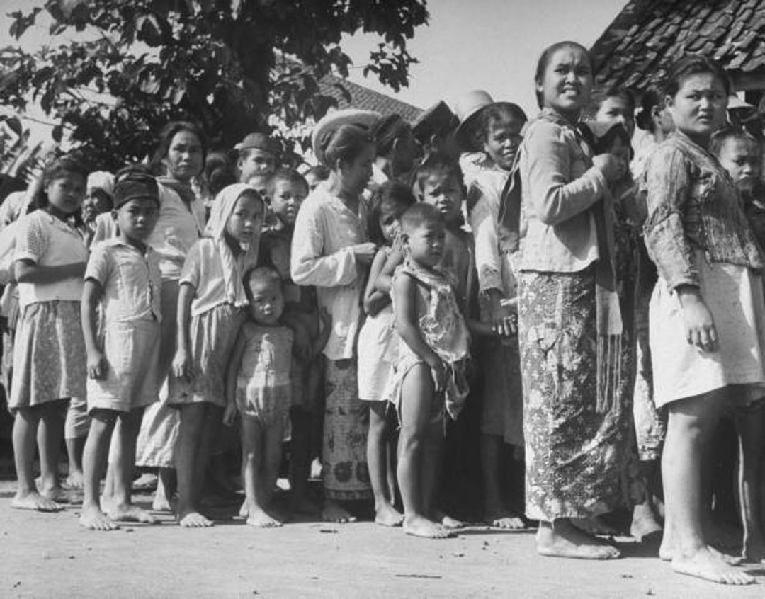 Warga mengantre bahan pokok jelang pemberontakan G30 S PKI tahun 1965. 