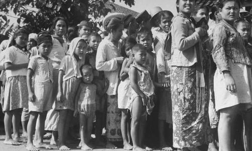 Warga mengantre bahan pokok jelang pemberontakan G30 S PKI tahun 1965. 