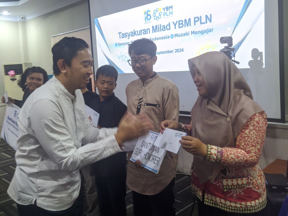 General Manager PLN UID Lampung serahkan bantuan zakat kepada Tenaga Pengajar