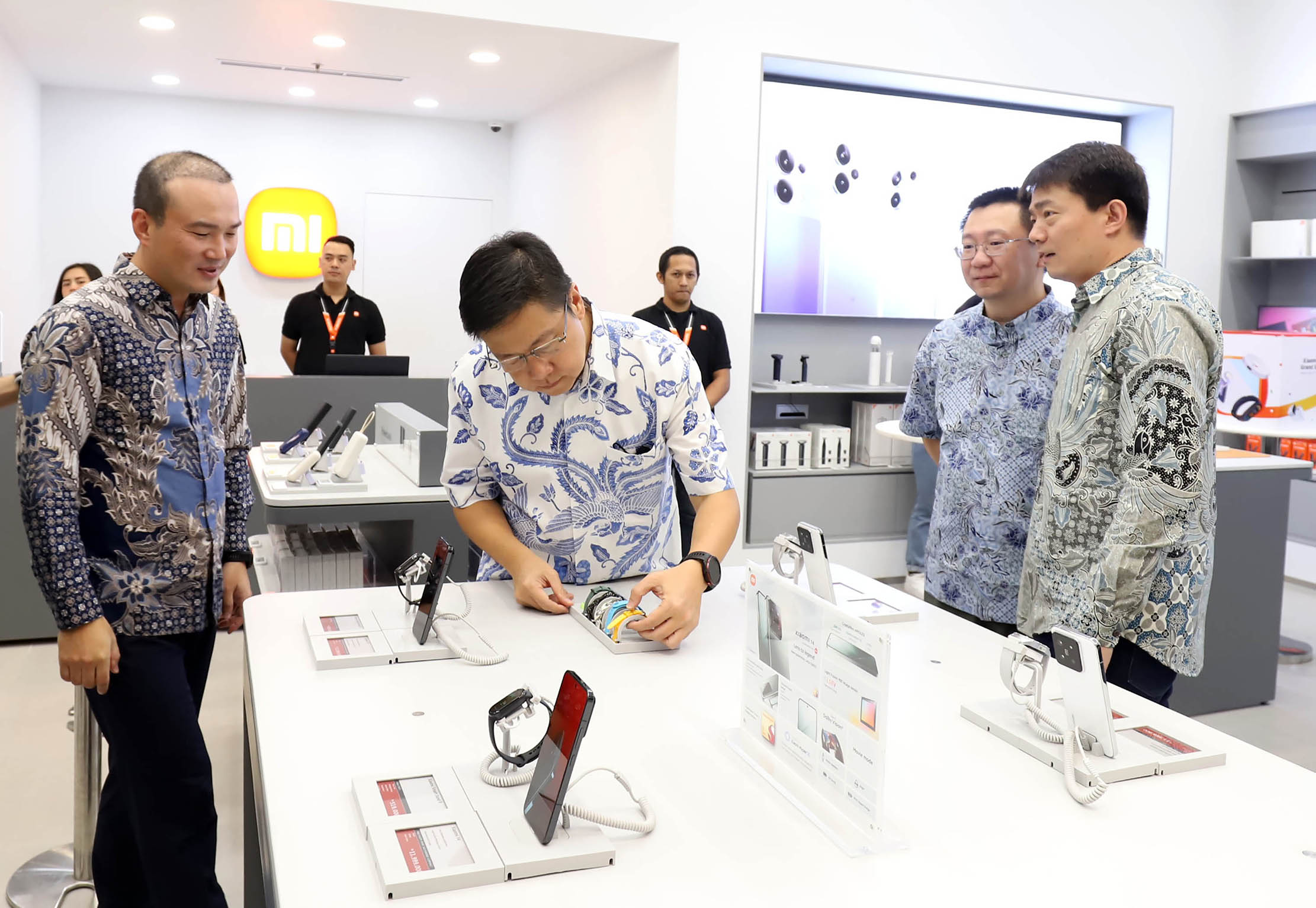 Country Director Xiaomi Indonesia Wentao Zhao - ERA Sales Director Andre - Head of Strategy Liu - Head of Global New Retail Mr HU saat meresmikan pembukaan Xiaomi Store Kota Kasablanka di Jakarta.
 Foto : Panji Asmoro/TrenAsia