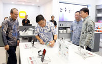 Country Director Xiaomi Indonesia Wentao Zhao - ERA Sales Director Andre - Head of Strategy Liu - Head of Global New Retail Mr HU saat meresmikan pembukaan Xiaomi Store Kota Kasablanka di Jakarta.
 Foto : Panji Asmoro/TrenAsia