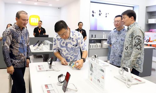 Country Director Xiaomi Indonesia Wentao Zhao - ERA Sales Director Andre - Head of Strategy Liu - Head of Global New Retail Mr HU saat meresmikan pembukaan Xiaomi Store Kota Kasablanka di Jakarta.
 Foto : Panji Asmoro/TrenAsia