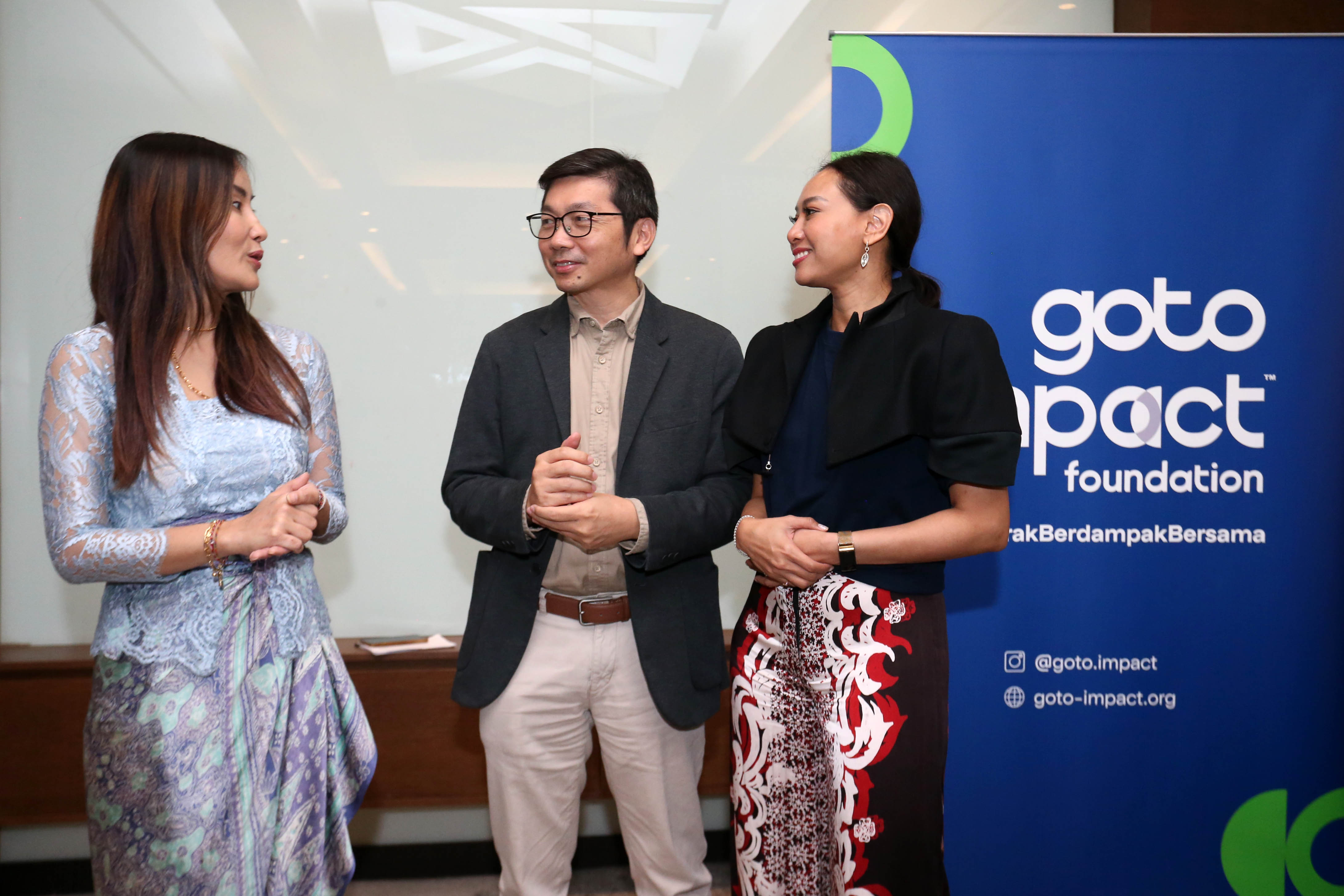 Perwakilan dari Konsorsium terpilih pada CCE 2.0 dan Penggagas Sukla Olivia Padang -  CEO Instellar dan Ketua Indonesia Impact Alliance Romy Cahyadi - Ketua GoTo Impact Foundation Monica Oudang berbincang usai konferensi pers GIF Innovation Day 2024, di Jakarta, 1 Oktober 2024. Foto : Panji Asmoro/TrenAsia