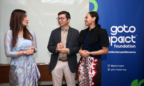 Perwakilan dari Konsorsium terpilih pada CCE 2.0 dan Penggagas Sukla Olivia Padang -  CEO Instellar dan Ketua Indonesia Impact Alliance Romy Cahyadi - Ketua GoTo Impact Foundation Monica Oudang berbincang usai konferensi pers GIF Innovation Day 2024, di Jakarta, 1 Oktober 2024. Foto : Panji Asmoro/TrenAsia