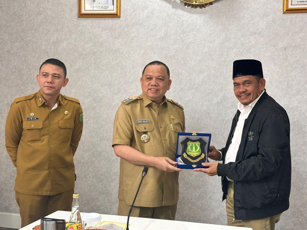 Penjabat Bupati Musi Banyuasin Sandi Fahlepi saat menerima kunjungan Region Head PTPN I Regional 7 Tuhu Bangun beserta jajaran di Sekayu, Senin (1/10/24). 