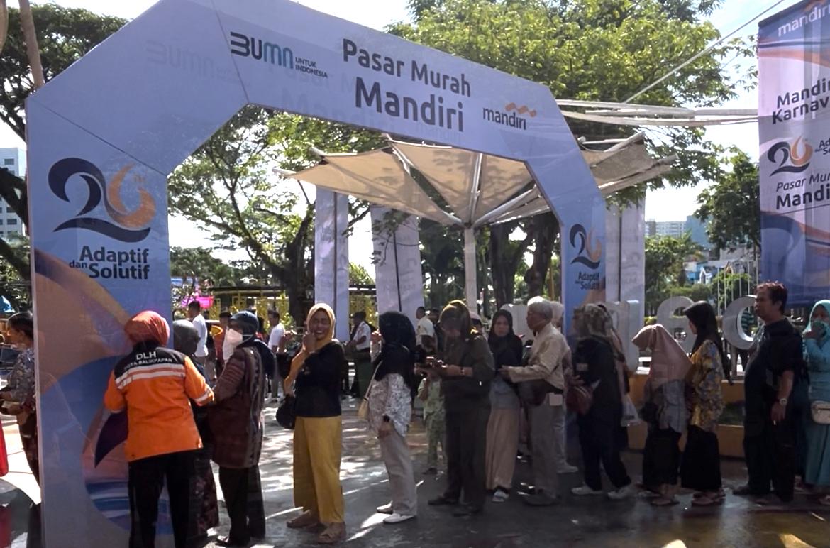 Pasar Murah Mandiri Diserbu Warga Balikpapan di HUT ke-26 Bank Mandiri di halaman Gedung Klandasan pada Rabu 2 Oktober 2024 