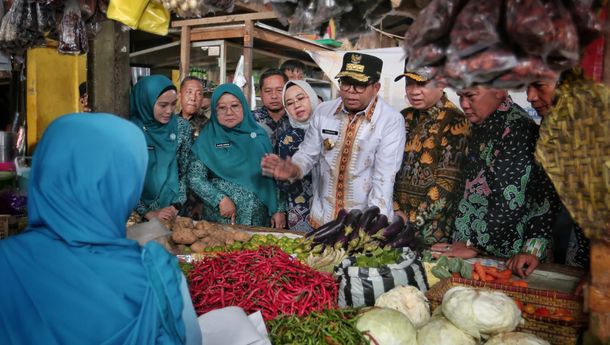 Pj. Gubernur Samsudin Tinjau Harga Bahan Pokok dan Berdialog dengan Pedagang di Pasar Gadingrejo, Pringsewu