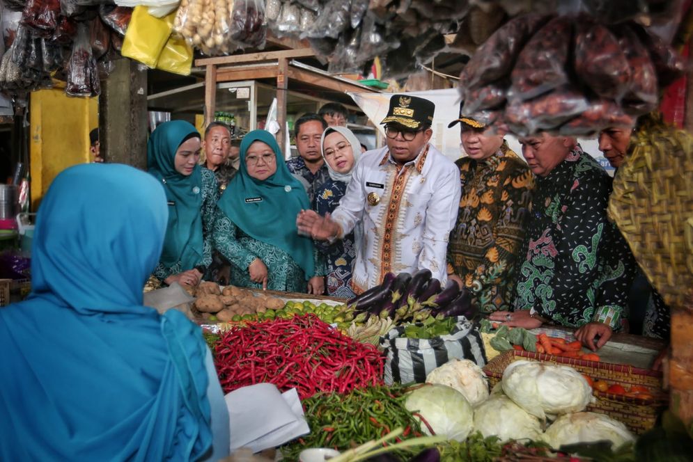 Pj. Gubernur Samsudin Tinjau Harga Bahan Pokok dan Berdialog dengan Pedagang di Pasar Gadingrejo, Pringsewu